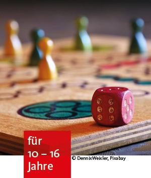ein Brettspiel aus Holz mit Holzfiguren und einem Würfel im Vordergrund