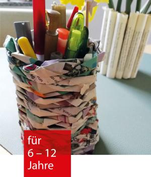 ein Stiftebecher, der aus alten Buchseiten hergestellt wurde