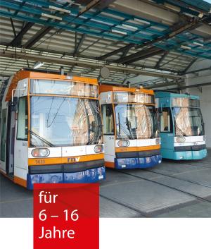 drei Straßenbahnen stehen im Depot
