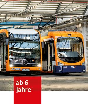 ein Bus und eine Bahn der rnv stehen im Depot