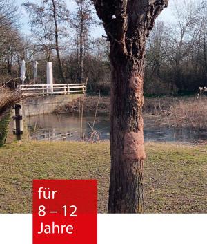 Ein Baum mit Teich und Brücke im Hintergrund
