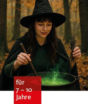eine junge Frau im Wald mit schwarzem Umhang und großen schwarzen spitzen Hut rührt in einem Kessel mit dampfender grüner Flüssigkeit