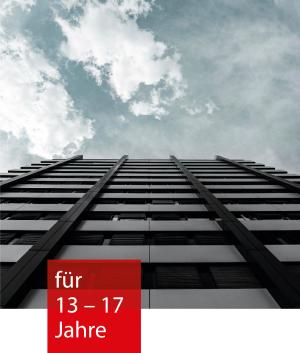 Ein Blick von unten an einem langen Hochhaus hinauf in den leicht bewölkten Himmel