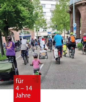 Mehrere Radfahrende, darunter viele Kinder und Eltern mit einem Fahrradanhänger fahren auf den Straßen Mannheims