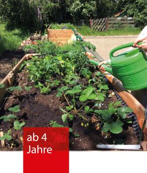 Ein Hochbeet in einem Garten mit weiteren Hochbeeten wird gegossen