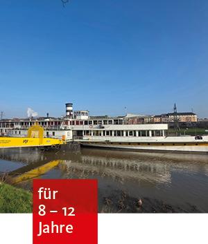 Das Mannheimer Museumsschiff auf dem Neckar an seinem Anlegeplatz. In Hintergrund die Neckarstadt