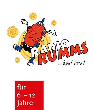 ein gezeichneter Boxsandsack mit Gesicht, Armen und Beinen tanzt lächelnd neben einem Schriftzug "Radio Rumms"