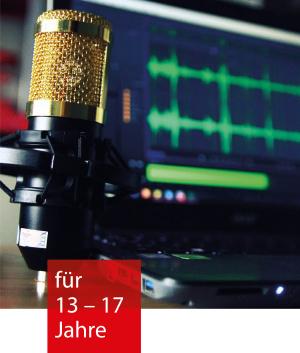 Im Vordergrund ein goldenes Mikrofon, im Hintergrund ein Laptop mit Geräuschwellen in einem Aufnahmeprogramm