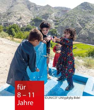 An einem Brunnen spielen Kinder und freuen sich über das Wasser