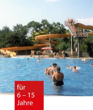 das große Becken des Freibades Herzogenried mit der großen Rutsche