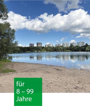 Vogelstangsee mit Sandstrand und Hochhäusern im Hintergrund