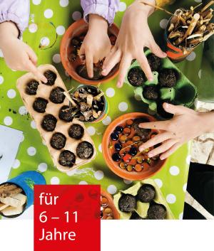 Auf einem Tisch mit einer hellgrünen und weiß gepunkteten Tischdecke sind verschiedene Bastelutensilien zu sehen. Eierkartons, die mit Erde gefüllt sind und Stöckchen und Halme. Kinderhände greifen nach den Utensilien.