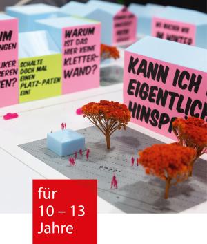Papiermodell einer Stadt mit Anregungen und Fragen an den Wänden