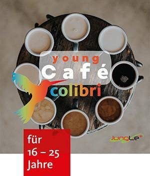 viele Tassen Kaffee im Kreis aufgestellt und ein Schriftzug mit Cafe in der MItte. Dieser wird von einem gemalten Kolibri mit dem Schnabel berührt
